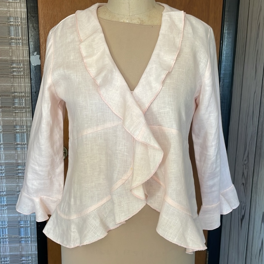 XS crisp clean pretty pale pink linen ruffle top